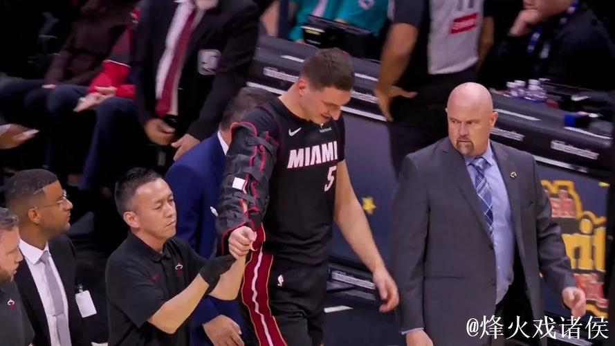 约维奇遭犯规扣篮失衡摔落，手肘受伤需护臂保护下场治疗